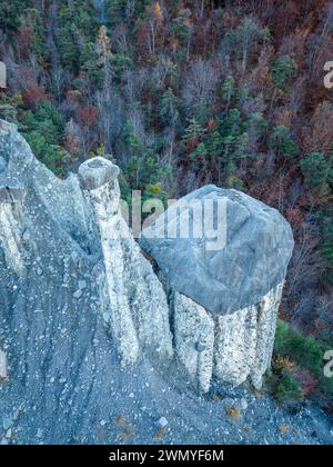 France, Hautes-Alpes, Sauze-du-Lac, site géologique des Demoiselles coiffées Banque D'Images