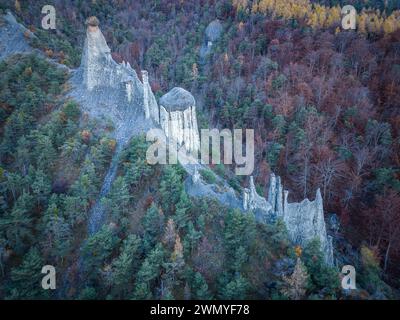 France, Hautes-Alpes, Sauze-du-Lac, site géologique des Demoiselles coiffées Banque D'Images