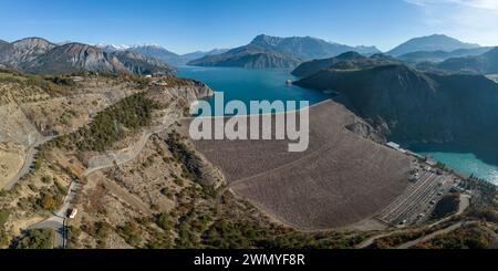 France, Hautes-Alpes, Ubaye-serre-Ponçon, lac de serre-Ponçon, barrage de Durance et centrale hydroélectrique EDF (vue aérienne) Banque D'Images