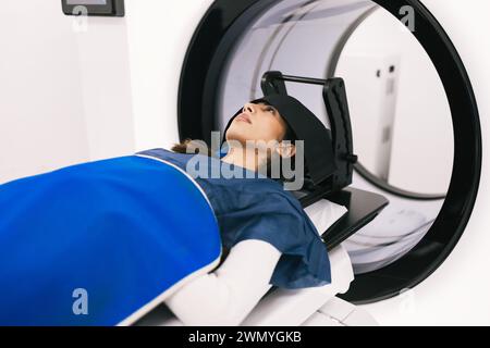 Une patiente est allongée dans un scanner médical pendant une procédure d'imagerie par résonance magnétique (IRM). Banque D'Images