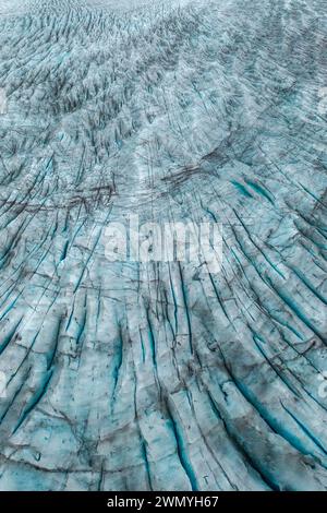 Une superbe photo aérienne capturant les motifs complexes et les crevasses bleu foncé du glacier Vatnajökull dans le parc national de Vatnajökull, en Islande. Banque D'Images