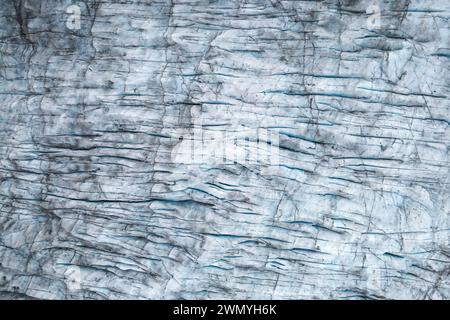 Vue aérienne de motifs et de textures complexes sur le glacier Vatnajökull en Islande, mettant en valeur l'art de la nature. Banque D'Images