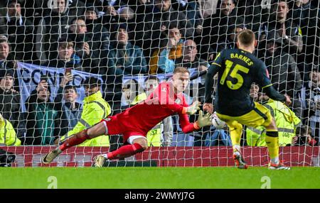 Ewood Park, Blackburn, Royaume-Uni. 27 février 2024. FA Cup Fifth Round Football, Blackburn Rovers contre Newcastle United ; Aynsley Pears de Blackburn sauve le penalty de Harvey Barnes de Newcastle United dans le penalty Shoot Out Credit : action plus Sports/Alamy Live News Banque D'Images