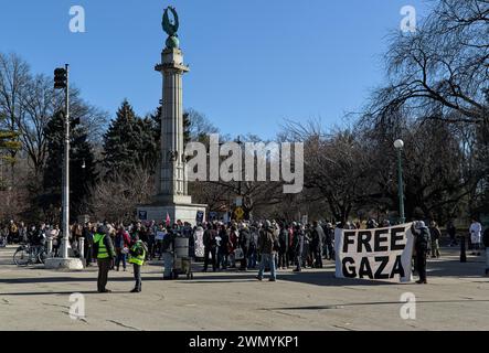 Brooklyn, NY - 25 février 2024 : des manifestants tiennent le panneau « Free Gaza » lors d'une manifestation contre le conflit palestinien israélien à Grand Army Plaza, Brooklyn, New York. Banque D'Images