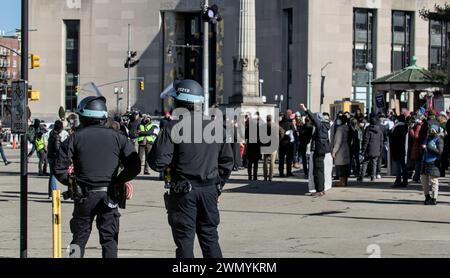 Des policiers du NYPD observent une manifestation palestinienne libre à Gaza devant la bibliothèque publique de Brooklyn sur la place Grand Army Banque D'Images