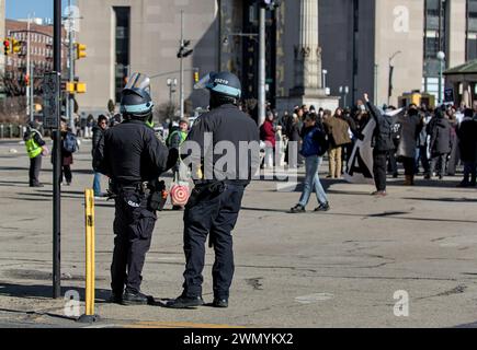 Des policiers du NYPD observent une manifestation palestinienne libre à Gaza devant la bibliothèque publique de Brooklyn sur la place Grand Army Banque D'Images