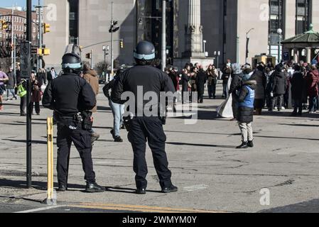 Des policiers du NYPD observent une manifestation palestinienne libre à Gaza devant la bibliothèque publique de Brooklyn sur la place Grand Army Banque D'Images