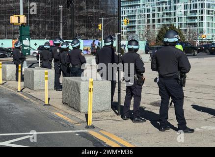 Des policiers du NYPD observent une manifestation palestinienne libre à Gaza devant la bibliothèque publique de Brooklyn sur la place Grand Army Banque D'Images