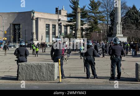 Des policiers du NYPD observent une manifestation palestinienne libre à Gaza devant la bibliothèque publique de Brooklyn sur la place Grand Army Banque D'Images