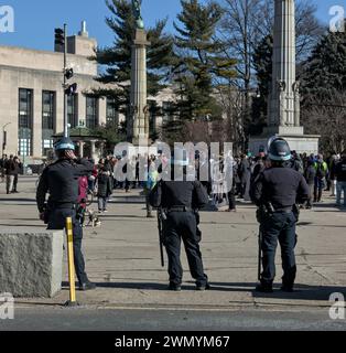 Des policiers du NYPD observent une manifestation palestinienne libre à Gaza devant la bibliothèque publique de Brooklyn sur la place Grand Army Banque D'Images