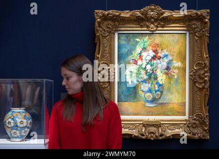 Sotheby's, Londres, Royaume-Uni. 28 février 2024. La première vente aux enchères d'art moderne et contemporain de Sotheby's de 2024 a lieu le 6 mars. Les temps forts incluent : Pierre-Auguste Renoir. Fleurs dans un vase, c.1878. Cette œuvre est vendue avec le vase original comme illustré dans la composition. Le vase est resté dans la collection de Renoir tout au long de sa vie, puis est passé par descendance à son arrière-petit-fils, Emmanuel Renoir, avant d'être réuni avec le tableau actuel, estimé à £2 000 000-3 000 000. Crédit : Malcolm Park/Alamy Live News Banque D'Images