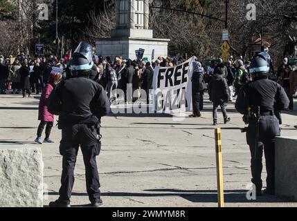 Des policiers du NYPD observent une manifestation palestinienne libre à Gaza devant la bibliothèque publique de Brooklyn sur la place Grand Army Banque D'Images