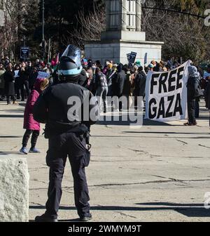 Des policiers du NYPD observent une manifestation palestinienne libre à Gaza devant la bibliothèque publique de Brooklyn sur la place Grand Army Banque D'Images