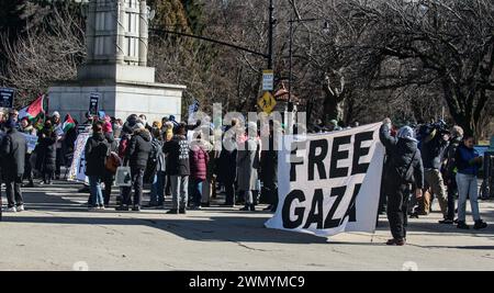 Brooklyn, NY - 25 février 2024 : des manifestants tiennent le panneau « Free Gaza » lors d'une manifestation contre le conflit palestinien israélien à Grand Army Plaza, Brooklyn, New York. Banque D'Images