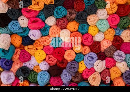 Rouleaux de tissu coloré empilés étroitement les uns sur les autres. Banque D'Images