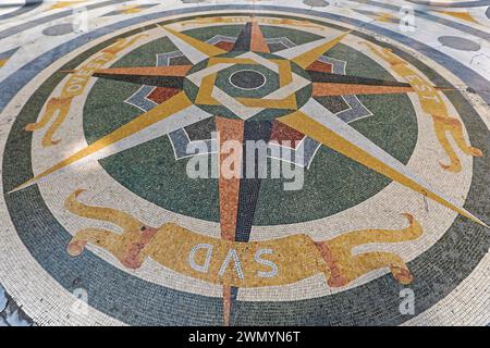 Naples, Italie - 22 juin 2014 : carreaux de sol en mosaïque Compass South à Galleria Umberto I Historic Arcade dans le centre-ville. Banque D'Images