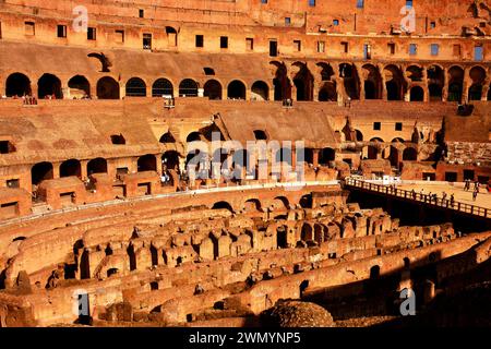 À l'intérieur de la plus grande arène de la planète, le Colisée romain. Banque D'Images