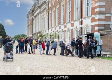 Londres Angleterre août 2nd 2023 personnes faisant la queue pour la crème glacée par une journée ensoleillée Banque D'Images