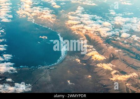 Caleta de Famara et la Bahia de Penedo sur l'île Canaries de Lanzarote, Espagne vue d'un avion de passage vers le coucher du soleil. Banque D'Images