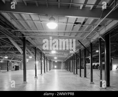 Zone industrielle - bâtiment d'époque - entrepôt - VUE DÉTAILLÉE DE LA BAIE CENTRALE INTÉRIEURE, FACE À L'EST - usine industrielle de la NASA, usine de fabrication et d'essais, 12214 Lakewood Boulevard, Downey, Los Angeles County, CA Banque D'Images