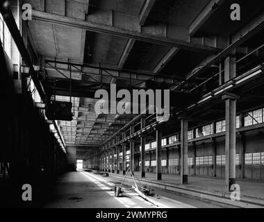 Zone industrielle - bâtiment vintage - entrepôt - EN REGARDANT AU NORD DE LA GRUE ET DE L'ASCENSEUR DE FRET. - Ford Motor Company usine d'assemblage de long Beach, bâtiment d'assemblage, 700 Henry Ford Avenue, long Beach, comté de Los Angeles Banque D'Images