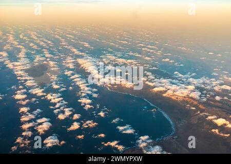 Caleta de Famara et la Bahia de Penedo sur l'île Canaries de Lanzarote, Espagne vue d'un avion de passage vers le coucher du soleil. Banque D'Images