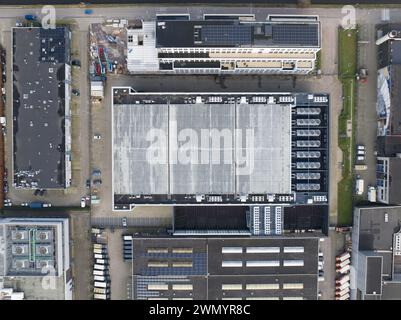 Vue aérienne de haut en bas d'un drone sur un centre de données et des fourgonnettes de refroidissement intégrées dans le toit. Banque D'Images