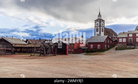 Scène panoramique à Roros avec l'ancien ascenseur de la mine et des bâtiments rouges emblématiques, centrés autour de l'église de Roros en pente. Norvège Banque D'Images