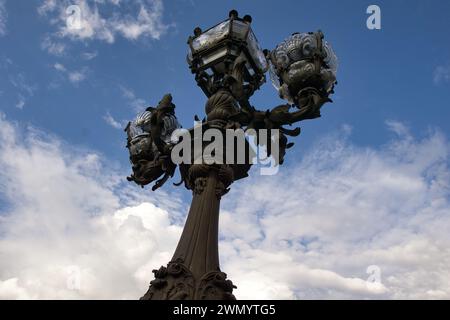 Magnifiques lampadaires sur le pont Alexandre à Paris, France Banque D'Images