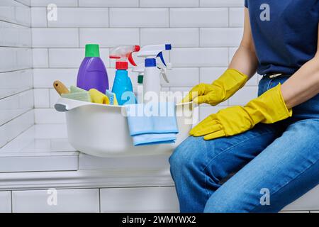 Concept de nettoyage de maison, bassin avec produits de nettoyage et mains en gants Banque D'Images