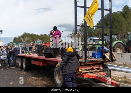 Février, 28, 2024 Pontos, Girona, Spainpol Pontos, Gérone, Catalogne, Espagne-blocus de l'AP-7 par les agriculteurs français et catalans. Reste sur la coupe de la route N2 et de l'autoroute AP-7 à Pontós, près de la frontière entre la France et l'Espagne. Les agriculteurs qui bloquent ces deux routes depuis plus de 24 heures ont l’intention de garder la route fermée jusqu’à ce que le conseiller les rencontre et que le directeur de l’Agence catalane de l’eau démissionne. Aujourd'hui, ils ont également été rejoints par des agriculteurs du sud de la France, de la région de Perpignan, appartenant à la Confédération paysanne, qui sont descendus Banque D'Images