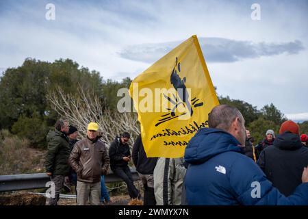 Février, 28, 2024 Pontos, Girona, Spainpol Pontos, Gérone, Catalogne, Espagne-blocus de l'AP-7 par les agriculteurs français et catalans. Reste sur la coupe de la route N2 et de l'autoroute AP-7 à Pontós, près de la frontière entre la France et l'Espagne. Les agriculteurs qui bloquent ces deux routes depuis plus de 24 heures ont l’intention de garder la route fermée jusqu’à ce que le conseiller les rencontre et que le directeur de l’Agence catalane de l’eau démissionne. Aujourd'hui, ils ont également été rejoints par des agriculteurs du sud de la France, de la région de Perpignan, appartenant à la Confédération paysanne, qui sont descendus Banque D'Images