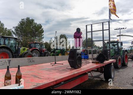 Février, 28, 2024 Pontos, Girona, Spainpol Pontos, Gérone, Catalogne, Espagne-blocus de l'AP-7 par les agriculteurs français et catalans. Reste sur la coupe de la route N2 et de l'autoroute AP-7 à Pontós, près de la frontière entre la France et l'Espagne. Les agriculteurs qui bloquent ces deux routes depuis plus de 24 heures ont l’intention de garder la route fermée jusqu’à ce que le conseiller les rencontre et que le directeur de l’Agence catalane de l’eau démissionne. Aujourd'hui, ils ont également été rejoints par des agriculteurs du sud de la France, de la région de Perpignan, appartenant à la Confédération paysanne, qui sont descendus Banque D'Images