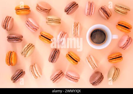 Plat de macarons colorés et une tasse de café Banque D'Images