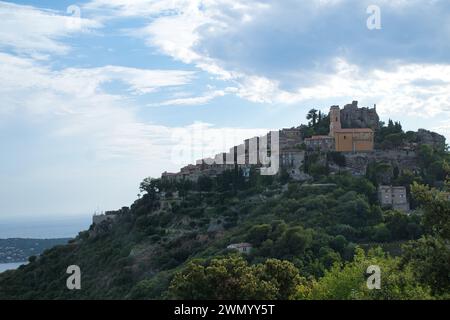 Vue panoramique d'un petit village ancien Eze dans le département des Alpes-Maritimes dans le sud de la France, côte d'Azur Banque D'Images