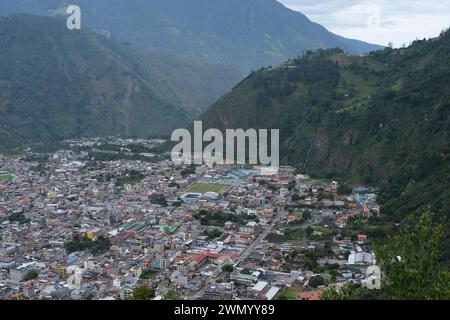 Vue du haut sur le petit village dans les montagnes des Andes, Baños de Agua Santa, Équateur Banque D'Images