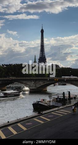 Paris, France-31 juillet 2021 : une vue panoramique de la tour Eiffel à travers la Seine et les touristes sur les bateaux de croisière explorant Paris après la réouverture pandémique Banque D'Images