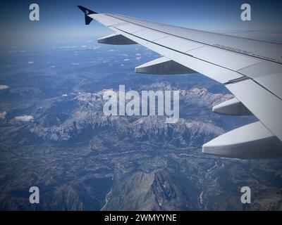 Beau paysage des alpes françaises et rivière en cascade ci-dessous pris de la fenêtre d'un avion par une journée ensoleillée claire Banque D'Images