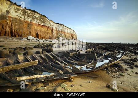 Old Hunstanton, Norfolk, Angleterre, Royaume-Uni - le naufrage du chalutier à vapeur Sheraton sur la plage de St Edmund's point sous les falaises Banque D'Images