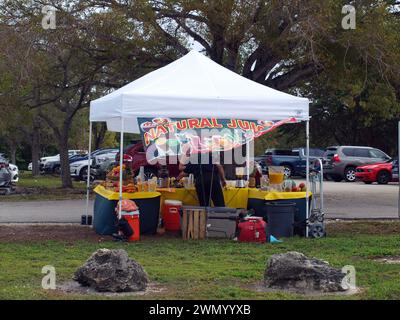 Miami, Floride, États-Unis - 27 janvier 2024 : Vendeur de jus naturels et smoothies dans le parc d'État d'Oleta River. Banque D'Images