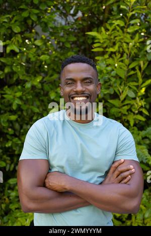 Homme afro-américain avec un sourire éclatant, debout à l'extérieur Banque D'Images