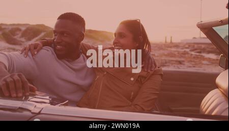 Couple afro-américain souriant et profitant dans la voiture lors d'un roadtrip Banque D'Images