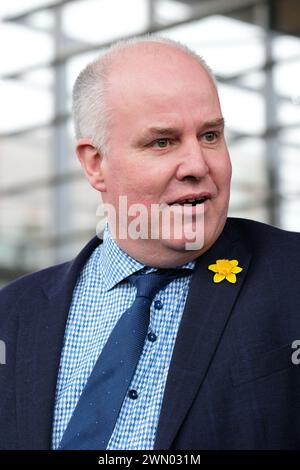 Cardiff, pays de Galles, Royaume-Uni – mercredi 28 février 2024 – Andrew RT Davies MS Welsh député conservateur de South Wales Central rencontre les agriculteurs protestant devant le Senedd - les agriculteurs gallois protestent contre la proposition du gouvernement gallois sur l'agriculture durable ( SFS ). Photo Steven May / Alamy Live News Banque D'Images