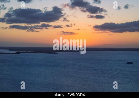 Une vue panoramique du coucher de soleil spectaculaire sur la mer des caraïbes à Cancun, Mexique Banque D'Images