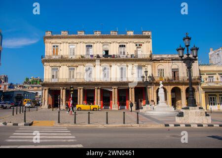 Bâtiments historiques sur le Paseo del Prado à Calle Neptuno Street près de Central Park (Parque Central) dans la vieille Havane (la Habana Vieja), Cuba. Old Havana Is Banque D'Images