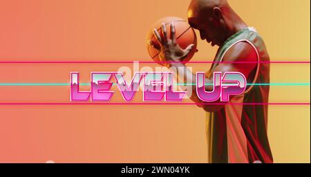 Image d'un texte de niveau supérieur au-dessus d'un joueur de basket-ball sur fond néon Banque D'Images