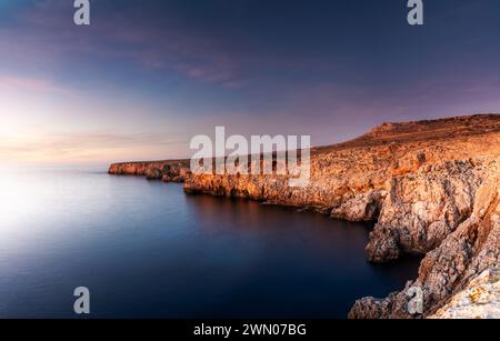 Vue sur les falaises et le rivage accidenté à Pont d'en Gil dans le nord-est de Minorque près de Ciutadella au coucher du soleil Banque D'Images