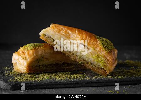 Dessert turc traditionnel tranche de carrotte antep baklava avec pistache sur fond rustique. Concept desserts Banque D'Images