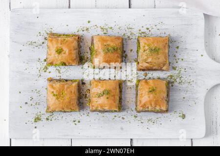 Dessert turc traditionnel Antep baklava avec pistache sur fond rustique. Concept desserts Banque D'Images