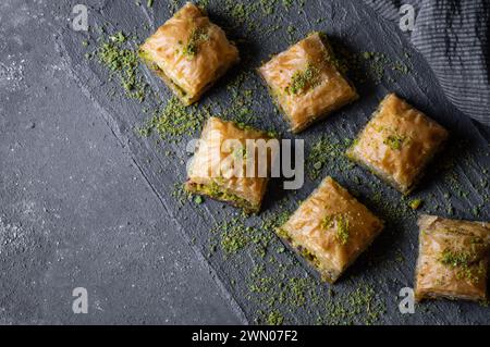 Dessert turc traditionnel Antep baklava avec pistache sur fond rustique. Concept desserts Banque D'Images